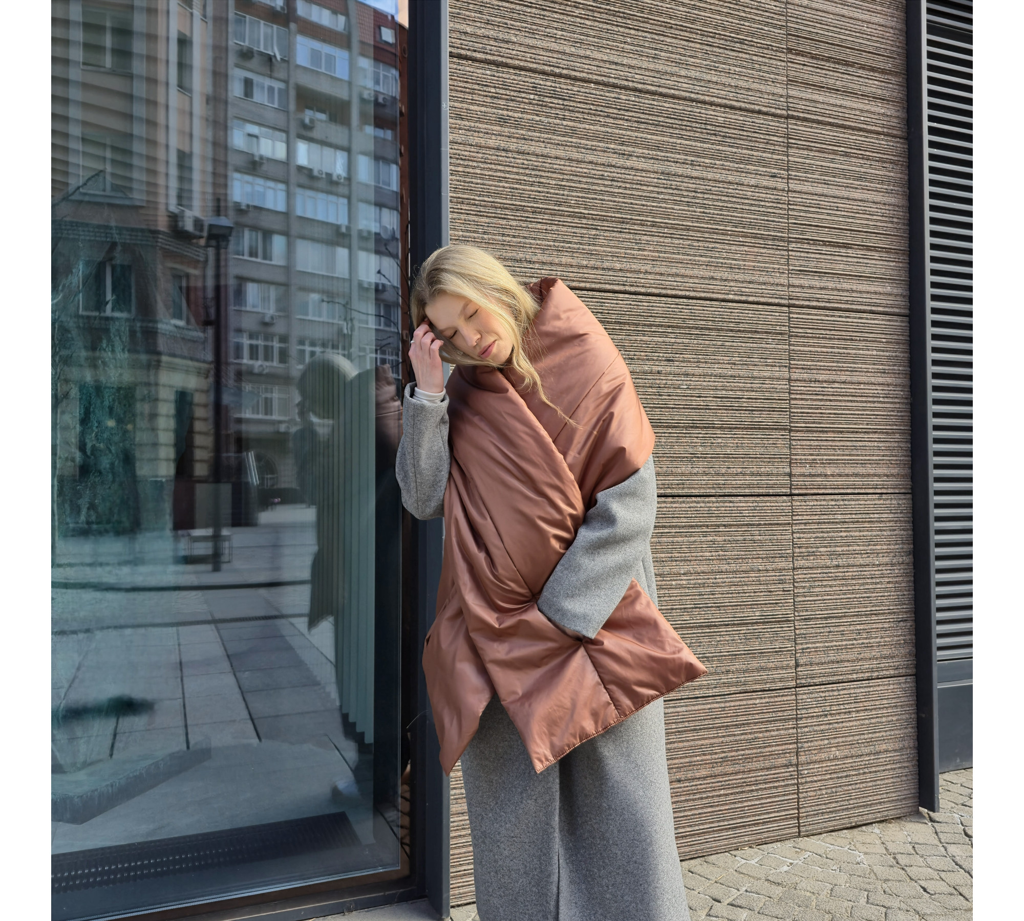 Puffer scarf with 2 pockets. Warm blanket-shawl